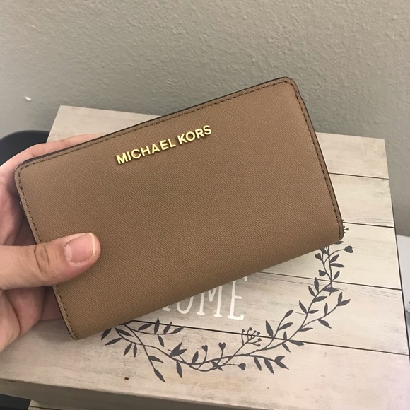 Michael Kors Handbags - Sale ❗️Michael Kors wallet